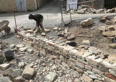 Place des Magnans, Chassiers, mur en pierre sèche