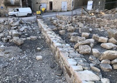 Place des Magnans, Chassiers, mur en pierre sèche