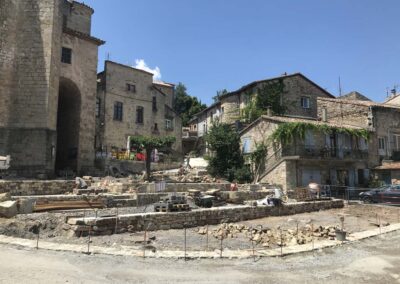 Place des Magnans, Chassiers, mur en pierre sèche