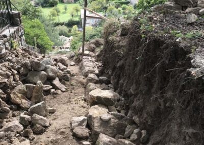 Jaujac, belvédère, fondations mur en pierre sèche