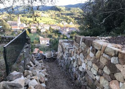 Jaujac, belvédère, mur de soutènement