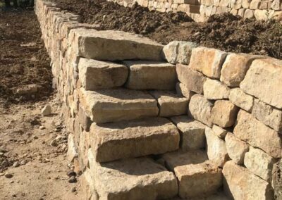 Largentière, murs et escaliers en pierre sèche